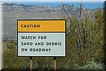 Waarschuwing, mogelijk zand en natuurlijk afval op de weg