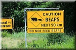 Waarchuwing voor beren op de weg (niet voeren ook)