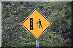 Waarschuwing voor voetgangers die de weg oversteken
