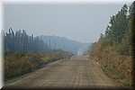 Op de weg terug rook van de branden bij Pelican Narrows, een stuk oostelijk in Saskatchewan