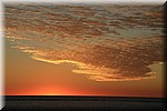 Zonsondergang met kleur op de wolken